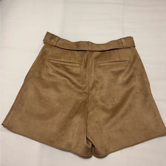 Chic Tan Suede Shorts with Belt - Picture 4 of 4